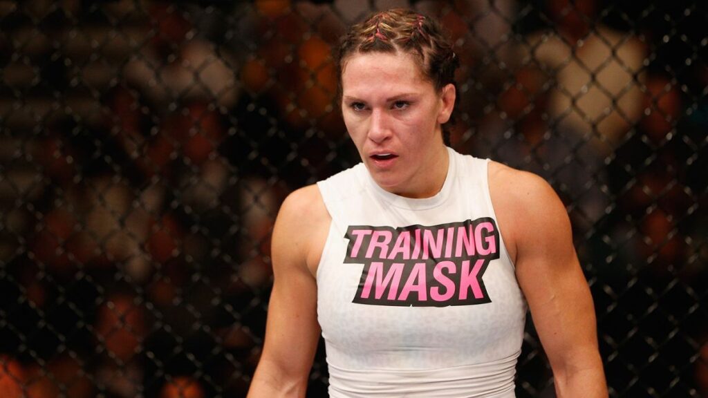 110514-UFC-Cat-Zingano-stands-in-her-corner-PI.vresize.1200.675.high.88