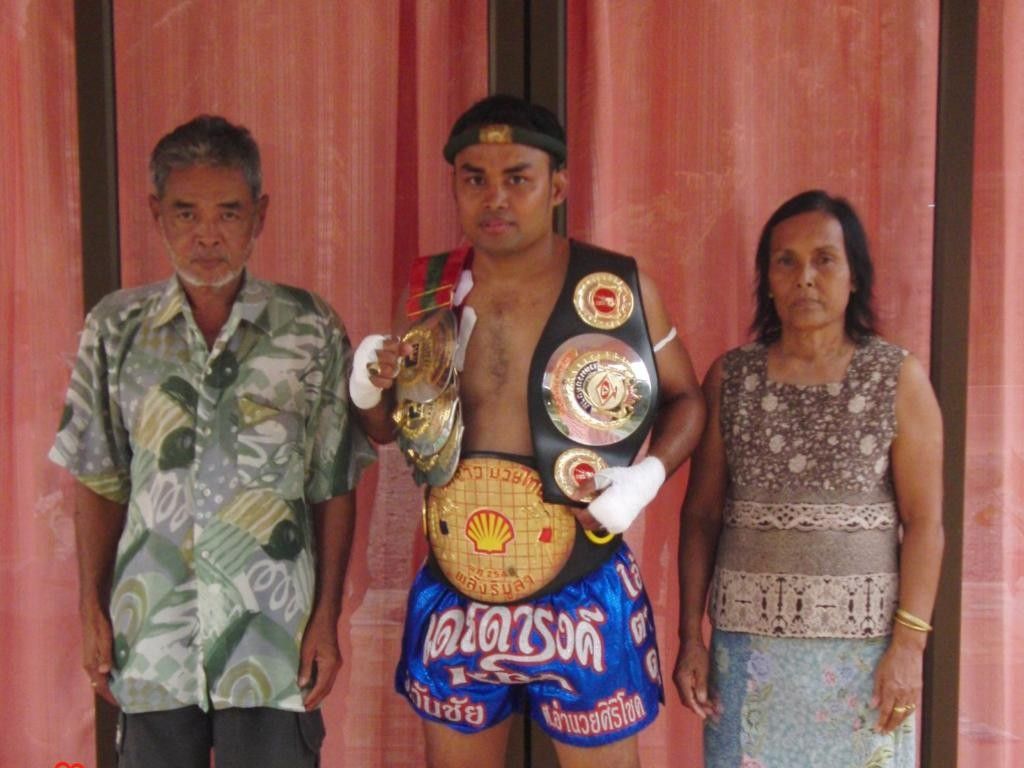 Dejdamrong and his parents.